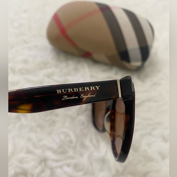 BURBERRY SUNGLASS 🤎🤎🤎 - Picture 2 of 9